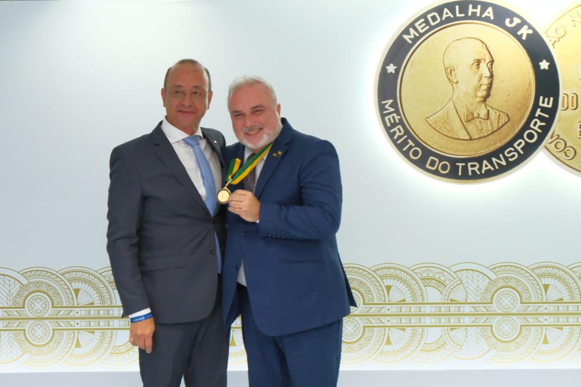 Presidente da Petrobras recebe a Medalha JK, concedida pela CNT